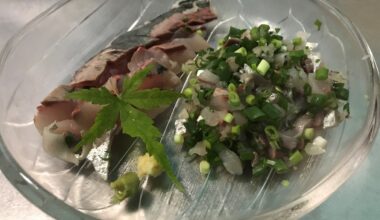 The horse mackerel was processed and made into sashimi. Sashimi on the left and tataki on the right!