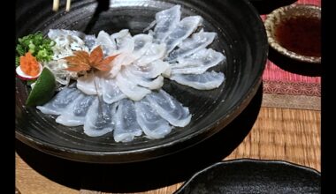 I had a course meal of fugu (blowfish) with a friend. The photo is a sashimi of fugu (blowfish).