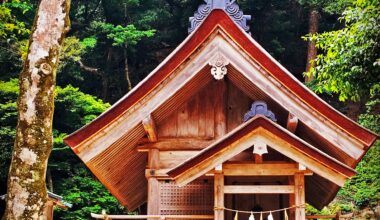 A small shrine within the grounds of Izumo Taisha, Shimane Prefecture [OC]