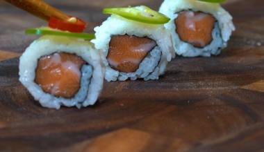 Roll for Sushi - Spicy salmon uramaki