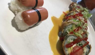 Hello guys! I just wanted to share my Hot Dog nigiri and Hot Dog maki rolls with ketchup🤤 . If you never had it you GOTTA try it peace❤️🇯🇵🍣