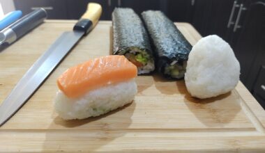 had some spare rice and made this nigiri, I'm not expert but I feel really good with how my cut looks like with my crappy knife