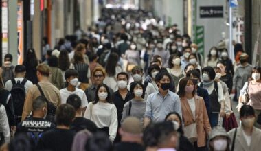 Masks outside not always needed when not chatting, says gov't panel