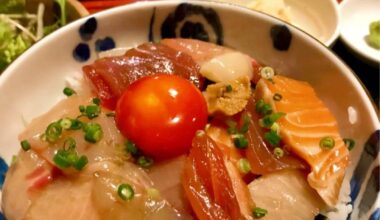 It's not so much a bowl of seafood rice, it's a bowl of happiness