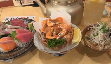 Japanese izkaya menu ( Sashimi + Ebi karaage + Motu nikomi )