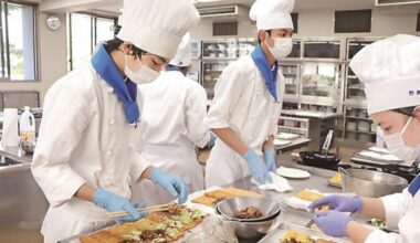 Students in Kagawa developing udon burgers to reduce waste