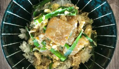 Bean curd and Asian leek donburi 油揚げのニラ玉丼