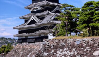 Clear skies at Matsumoto Castle.
