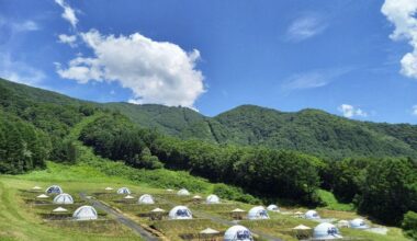 Japanese ski resorts luring crowd-averse "glampers"