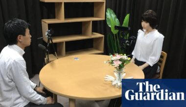 (Japanese) Scientists try to teach robot to laugh at the right time (LOL)