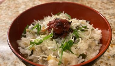 Okayu (rice porridge) with chirimen-jyako, wakame, egg, and umeboshi 🍚