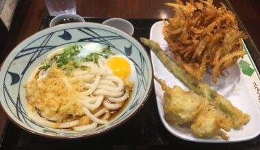 Ontama (hot spring egg) Udon with Kakiage, and Asparagus and Egg Tempura from Marukame Udon in Waikiki, Oahu 🍜