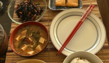 Time for breakfast! Natto, miso soup, hijiki, tamagoyaki, broiled salmon, and multigrain rice 🍚