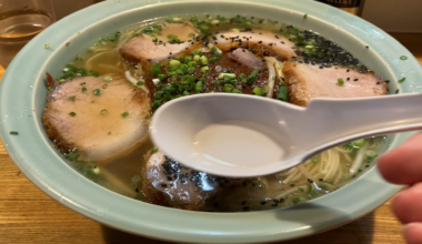 This is clear tonkotsu soup, the miso tare is heaped in the middle (川しん/Kawashin in Shizuoka)