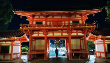 A glimpse of Shijō-dōri through the gate at Yasaka Shrine in Kyōto