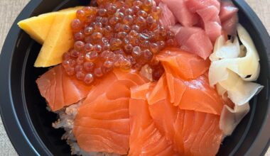 Lunch POV: Immaculate Salmon Ikura Donburi/Chirashi featuring a bit of Toro as well! 😍🍣