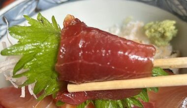 3Kinds Zuke (maguro, salmon & hamachi) and Sakura Chirashi lunch set from Sakura Terrace in Honolulu, Hawaii 🐟