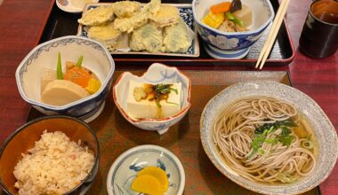 Two different soba lunch sets from Tsuchifuku Kawaramachi in Kyoto, Shimogyo Ward (it was delicious and inexpensive)
