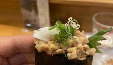 I always end a night of sushi with natto~! Gunkan topped with negi, and temaki with kaiware, yamaimo, and okaka from Maguro-ya in Honolulu, Hawaii 🍙