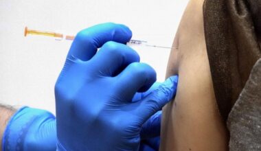 Gov't looks to end free COVID vaccine shots