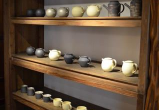 Mr. Hattori's tableware has a stylish appearance created by delicate handwork,... On display at Tatsuya Hattori Exhibition First day