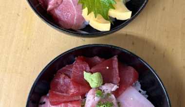 currently in tokyo and had this gorgeous donburi at tsukiji market! (as well as lots of other yummy bites)