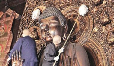 Monks clean Zentsuji Temple&rsquo;s Buddha statue ahead of New Year