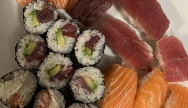 Second attempt at sushi ! Do not own a rolling mat so pretty chuffed at how the maki turned out. Still a lot of work to go with the nigiri, but decent cutting on the sashimi