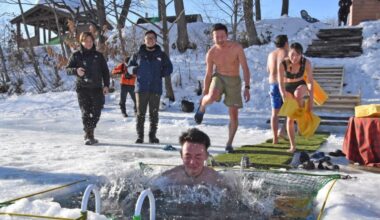 Cool customers take polar plunge as "avanto" season starts in Hokkaido