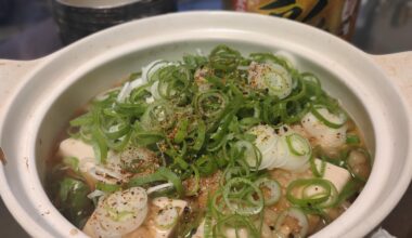 Tanuki Tofu Nabe. Tofu, tenkasu and leek in soba soup.