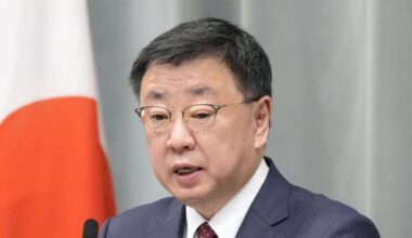 Gov't spokesman Matsuno's secretary to quit over drink-driving ticket