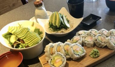 Lunch at a sushi place nearby. They gave me extra avocados on everything. How do you work with avocados when making maki sushi ? Any tips ?