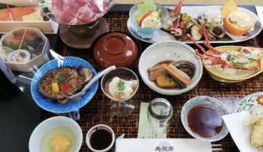 It is Japanese cuisine. This is a rather luxurious one. We eat this kind of food at precious event. There are various kind of local dishes. Each one is very healthy and, these are considered about nutrition. I ate it at “Shidashi-ya”. これは特別な日に食べる「おもてなし料理」の一例です。日本料理のcatering serviceをするお店を「仕出し屋」と呼びます。