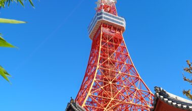 Most people go to the north side of Tokyo Tower when visiting. That is where parking and the ticket center are located. On the south side is a small temple called Shinkouin with great views, and few people go there.
