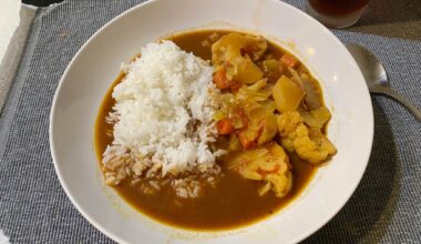 Chicken curry udon (with carrots, cabbage, cauliflower, and daikon) on Friday, chicken kare raisu on Saturday... Curry really is better the second day.