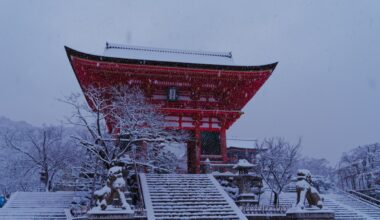 Niomon Gate of Kiyomizu-dera Temple, Kyoto, on a snowy morning