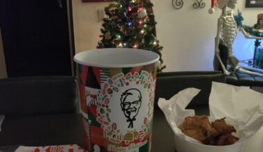 We finally did it. We got the traditional Japanese KFC Christmas meal.