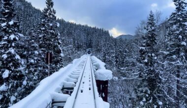 The train runs through the snow in Akita!