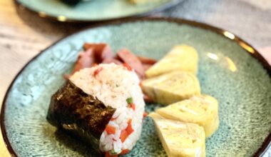 Kid’s’ breakfast: furikake onigiri, tamagoyaki, and turkey kielbasa (振りかけお握りと卵焼きとソーセージ)