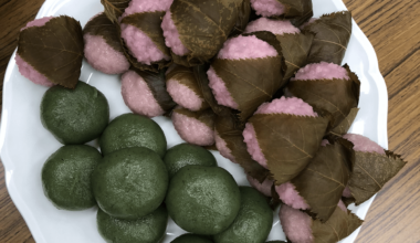 🌸 sakura mochi and matcha mochi (with red bean filling) 😋