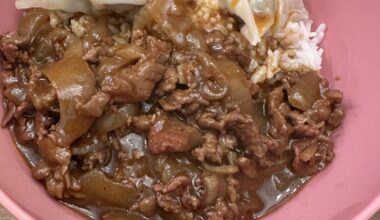 Hayashi rice and steamed gyoza is a typical weekly dinner for my fam. If my kid has a tough day I usually cook this or curry for her.