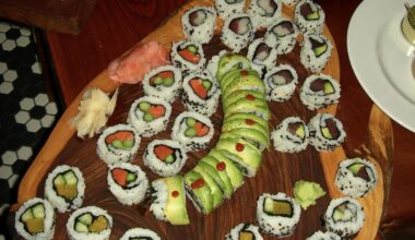 I made some sushi to share with friends at my local neighborhood bar. ☺️🍣