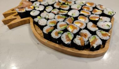 My second time making sushi, by the last 2-3 rolls i had it down to a science (except the cutting into even pieces :p) unfortunately i currently do not have access to fresh and good ingredients so I used smoked salmon and immitation crab chunks. Feel free to roast me