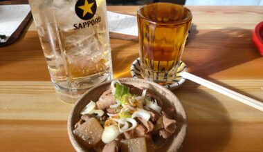 Motsu-ni, chu-hi, and umewari. We ate at an old izakaya for lunch. Everyone, young and old, men and women, seemed to be having a good time.