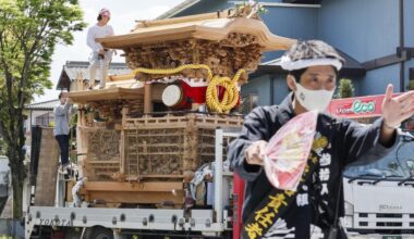 11 injured as Danjiri float topples in Osaka