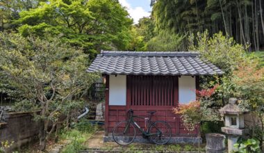 Small building near Otagi Nenbutsu-ji