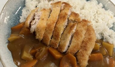 1st time frying up some chicken katsu! made a katsu curry, my 2nd time using the cubes :) went with hot Golden Curry this time round. i added some soy sauce and worcestershire sauce to the curry while bringing it to a boil