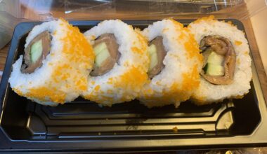 First time ordering take out sushi, smoked salmon rolls, is it supposed to be this colour? Also isn’t it supposed to be in chunks?