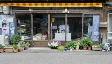 small, neighborhood/local store (in 金石)