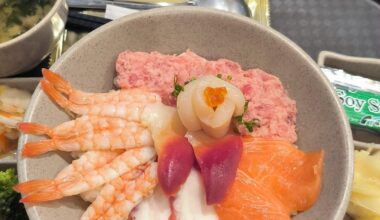 Mixed bowl and negitoro rolls with radish and salmon